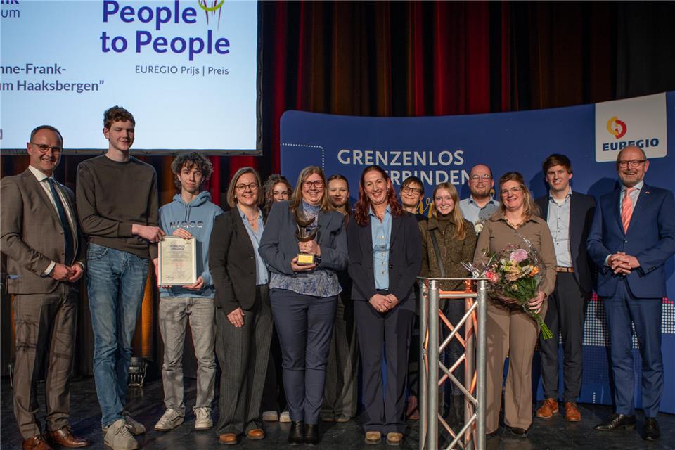 Schüler des Assink Lyceum und der Anne-Frank-Realschule gestalteten 2025 eine Gedenkveranstaltung zu „80 Jahre Frieden und Freiheit“ mit Museumsbesuch und Kranzniederlegung in Haaksbergen. Die Jury lobte das Projekt als starkes grenzüberschreitendes Zeichen für gelebte Erinnerungskultur sowie gegen Fremdenfeindlichkeit und Intoleranz.