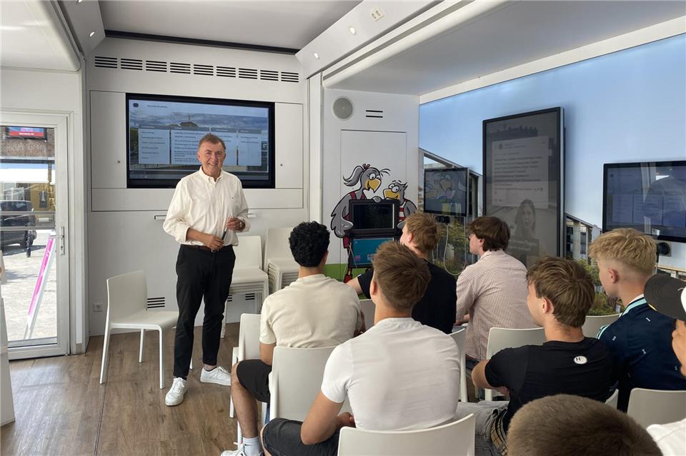 Schüler des Berufskollegs waren zu Besuch im Infomobil.