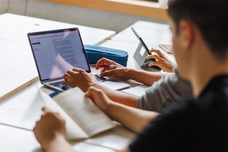 Schüler eines Gymnasiums nutzen ein KI-Tool. In Niedersachsen soll die Facharbeit in der Oberstufe künftig auch wegen der Nutzung Künstlicher Intelligenz wegfallen. (Symbolbild)Philipp von Ditfurth/dpa