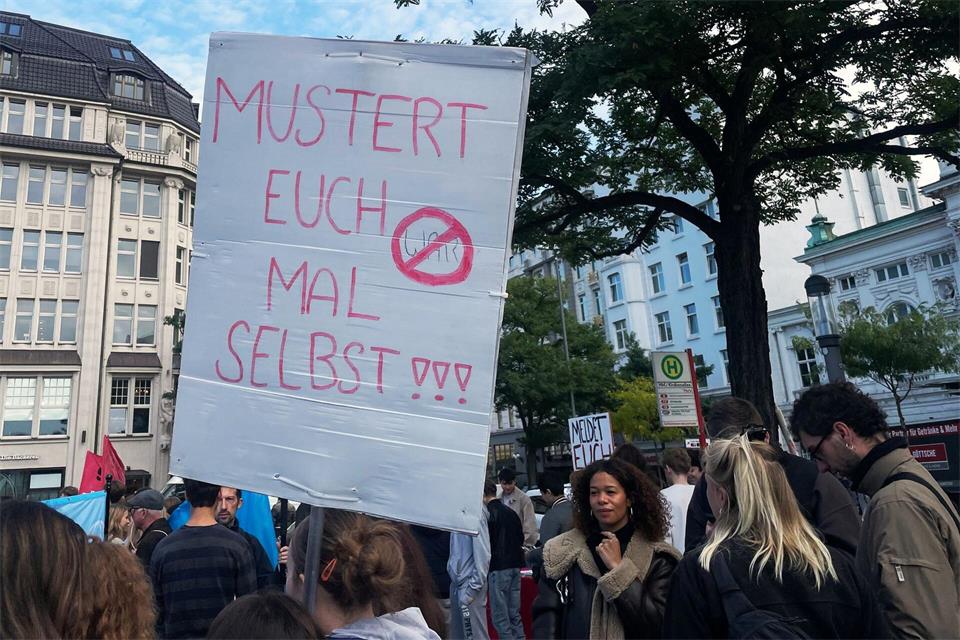 Schüler protestieren gegen die mögliche Rückkehr einer Wehrpflicht.Lena Jakobs/dpa