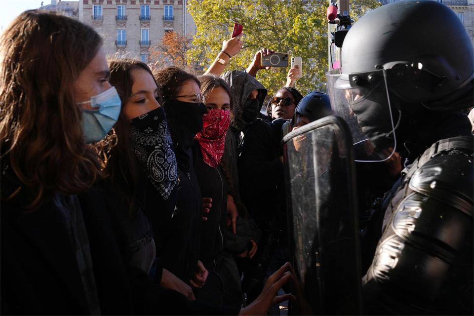 Schüler stehen der Polizei gegenüber - Schüler protestieren in Frankreich gegen Unterfinanzierung der SchulenAurelien Morissard/AP/dpa