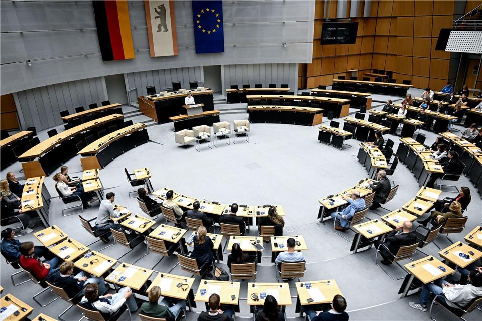 Überlebende des Hamas-Massakers haben Angst in Berlin Schüler waren ins Plenum eingeladen, um mit Zeitzeugen zu diskutieren,Britta Pedersen/dpa