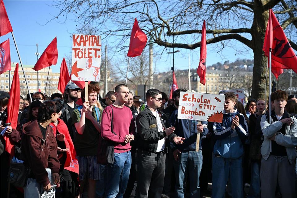 Schülerinnen und Schüker demonstrieren auf dem Schlossplatz in Stutgart.Katharina Kausche/dpa