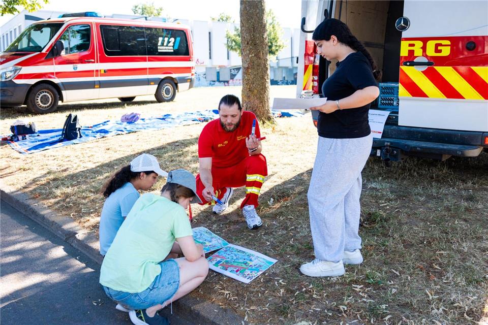 Schülerinnen und Schüler aus Saarbrücken analysieren den Lageplan eines Schwimmbads.Laszlo Pinter/dpa