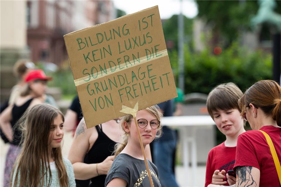 Schülerinnen und Schüler demonstrieren in Wiesbaden gegen Einsparungen in der Bildung. Boris Roessler/dpa