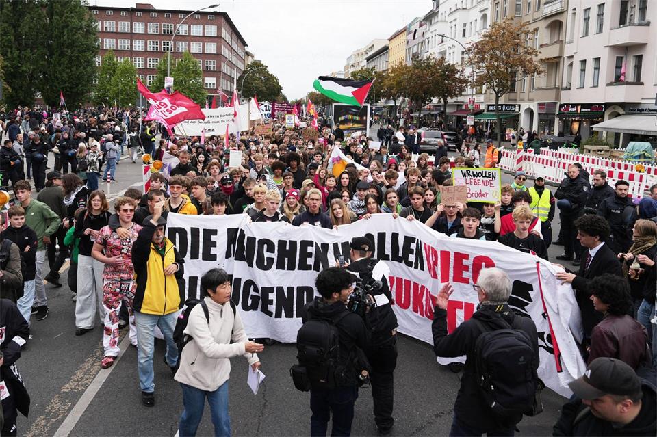 Schülerinnen und Schüler demonstrierten gegen die mögliche Einführung einer Wehrpflicht. Sven Kaeuler/dpa