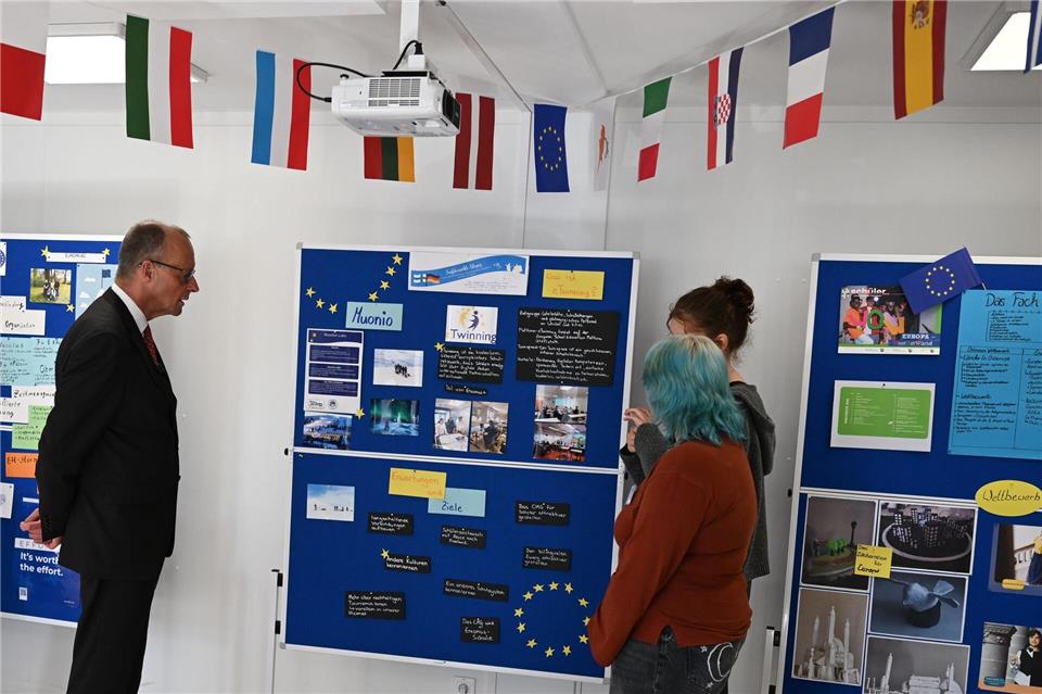 Schülerinnen und Schüler erklären Merz ihre Projekte rund um die Europäische Union.Federico Gambarini/dpa