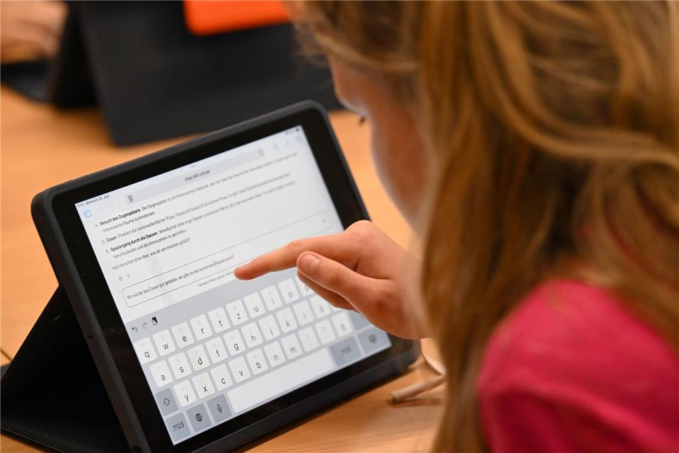 Schülerinnen und Schüler in Bremen können den KI-Chatbot Telli im Unterricht nutzen. (Archivbild)Carmen Jaspersen/dpa