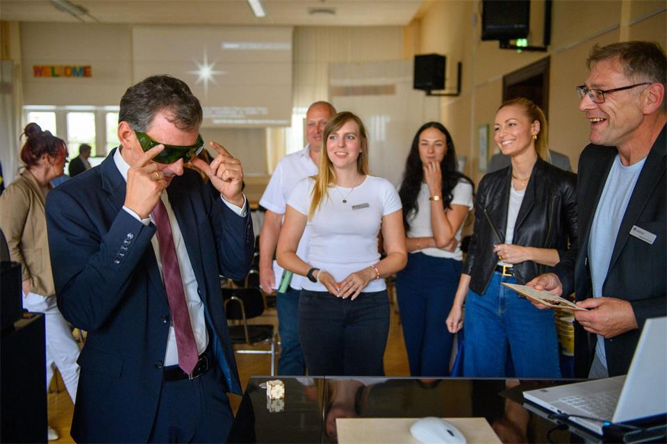 Schülerinnen und Schüler können in den Digitallaboren moderne Technologien praktisch erproben.Klaus-Dietmar Gabbert/dpa