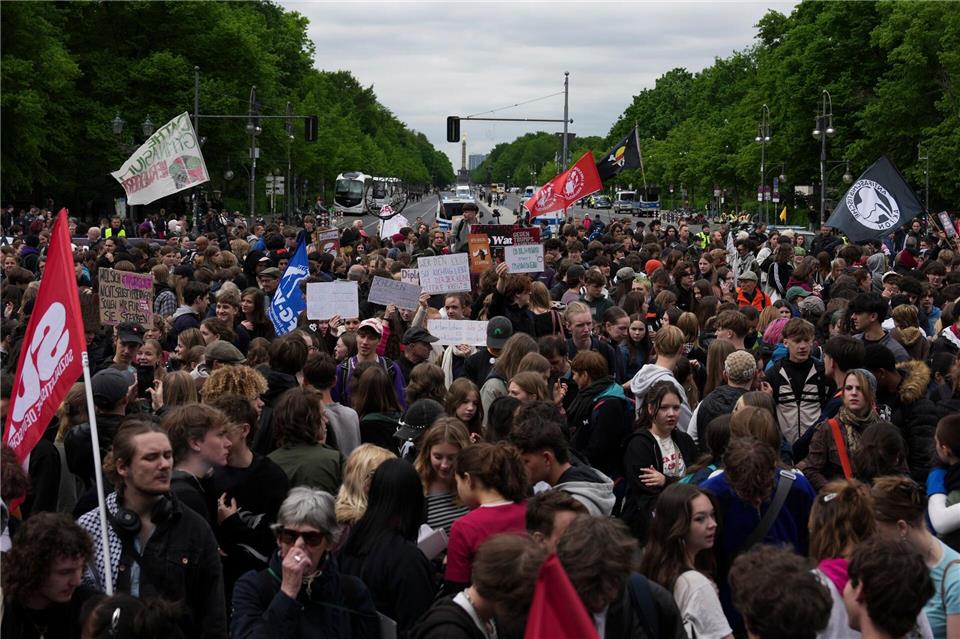 Schülerinnen und Schüler machen schon seit einiger Zeit gegen eine Wehrpflicht mobil. Sven Kaeuler/dpa
