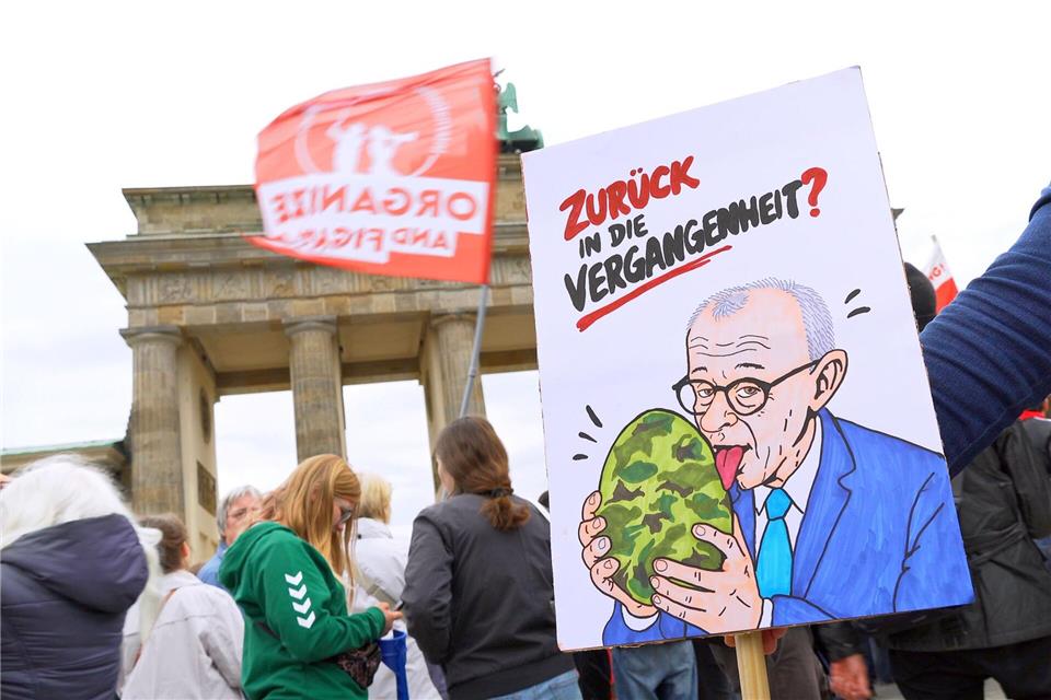 Schülerinnen und Schüler nehmen bei ihrer Demo gegen eine Wehrpflicht Bundeskanzler Friedrich Merz ins Visier. Michael Ukas/dpa