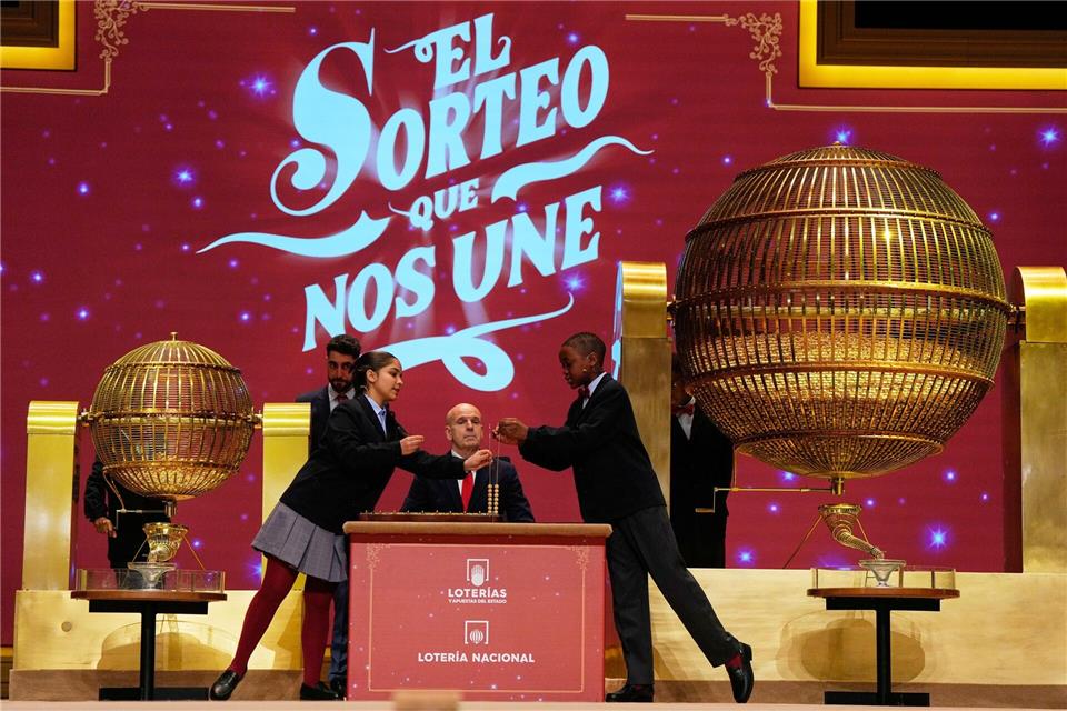 Schülerinnen und Schüler stehen im Mittelpunkt der Zeremonie. Hier bei der Ziehung der Lottozahlen im Madrider Teatro Real.Manu Fernandez/AP/dpa