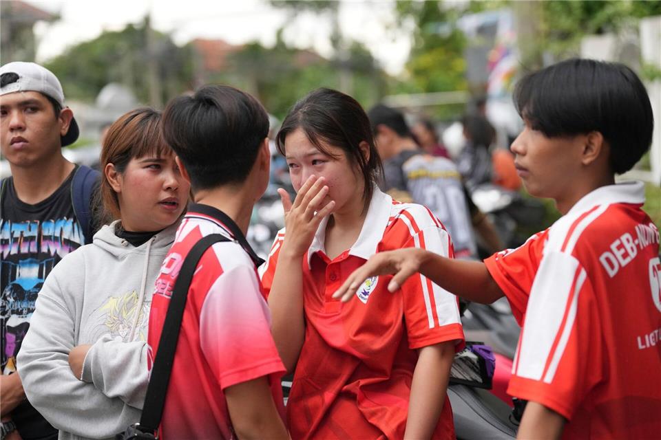 Schülerinnen und Schüler trauerten nach der Attacke.Sakchai Lalit/AP/dpa