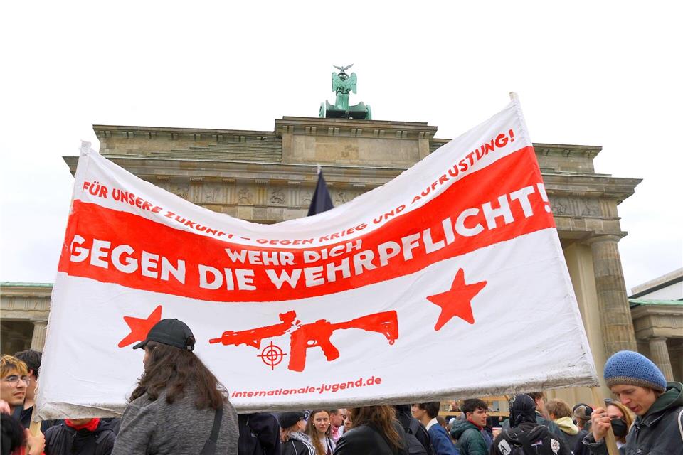 Schülerinnen und Schüler wollen keine Wehrpflicht - und demonstrieren in Berlin dagegen.Michael Ukas/dpa