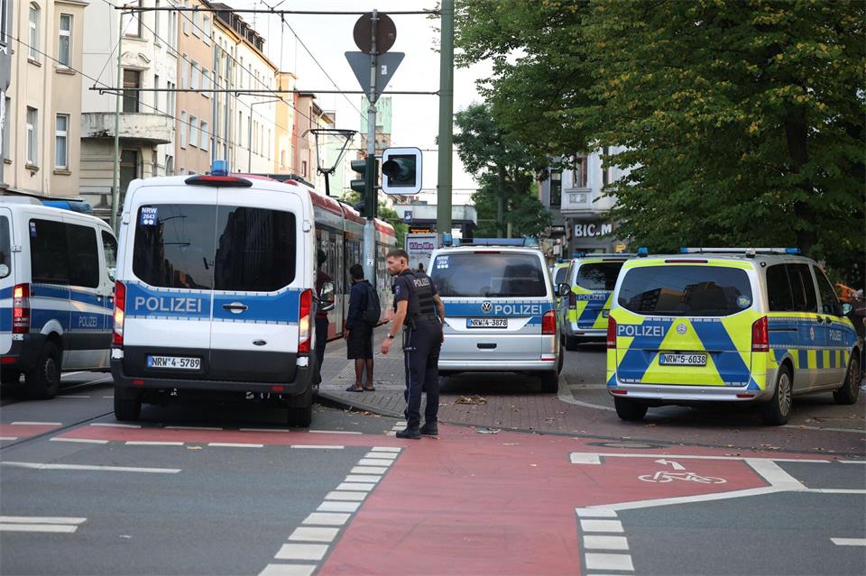 Schüsse in Duisburg - ein Verletzter. Christoph Reichwein/dpa
