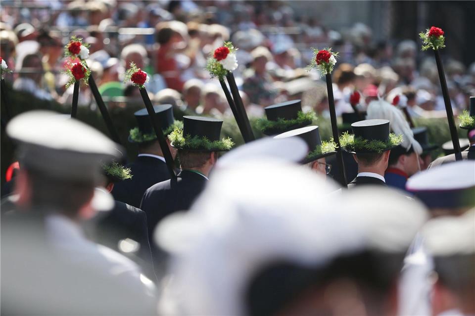 Schützen in Uniformen marschieren beim Neusser Schützenfest, dem größten in Nordrhein-Westfalen. (Archivbild) David Young/dpa