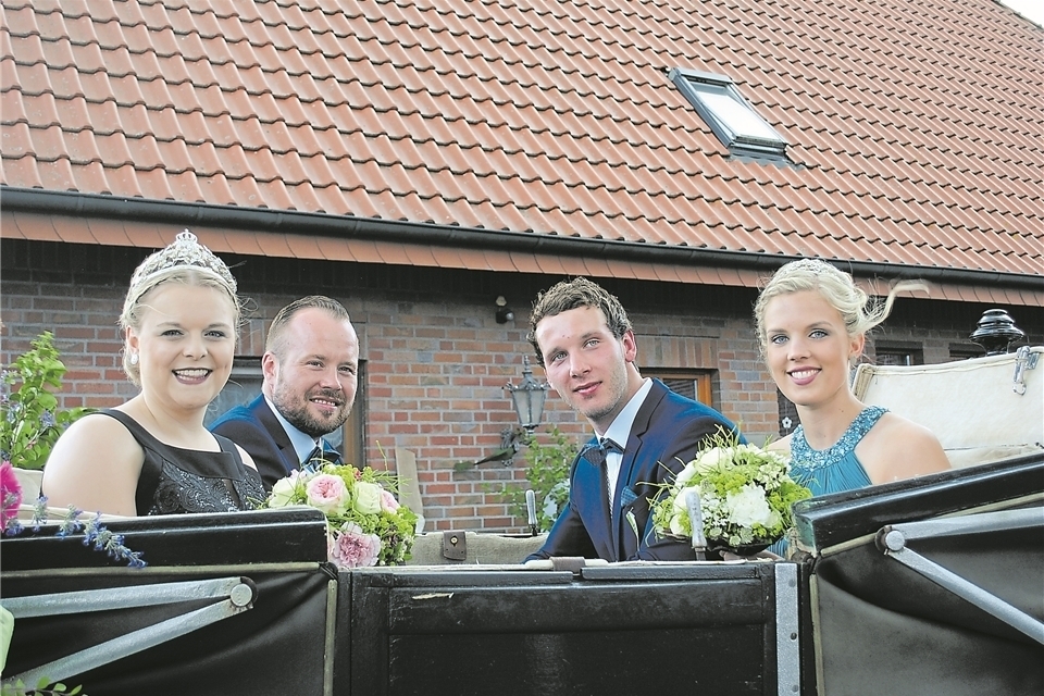 Schützenkönig Sven Busch und seine Königin Lena Harpering (links) nahmen mit dem Ehrenkönig Dominik Hussmann und der Ehrenkönigin Eva-Maria Pels in der Kutsche Platz.