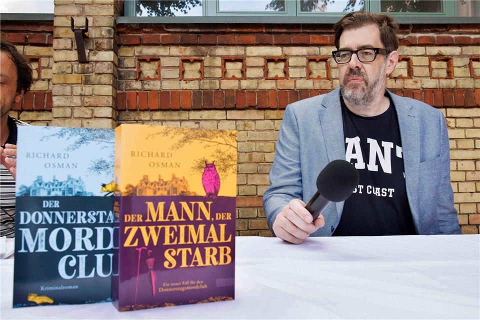 Schuf die bekannte Krimireihe: Richard Osman.