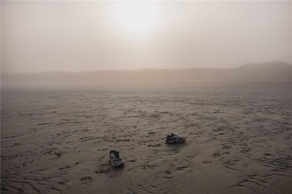 Schuhe liegen verlassen am Strand, nachdem Migranten bei dem Versuch, den Ärmelkanal zu überqueren, vor dem Strand von Gravelines in Nordfrankreich ein Boot von Schmugglern bestiegen haben.Sameer Al-Doumy/AFP/dpa