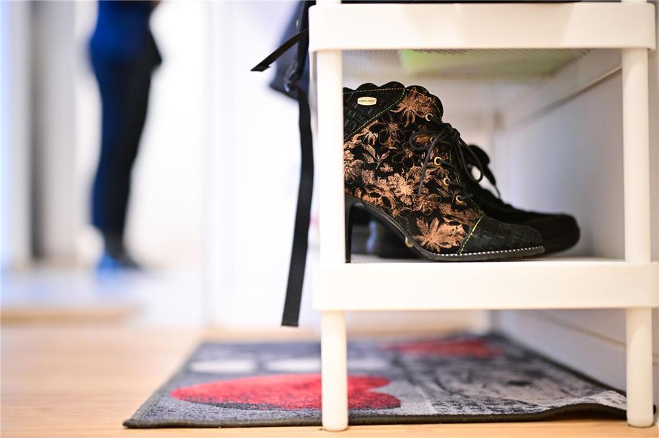 Schuhe stehen im neunten Frauen- und Kinderschutzhaus.Sebastian Christoph Gollnow/dpa