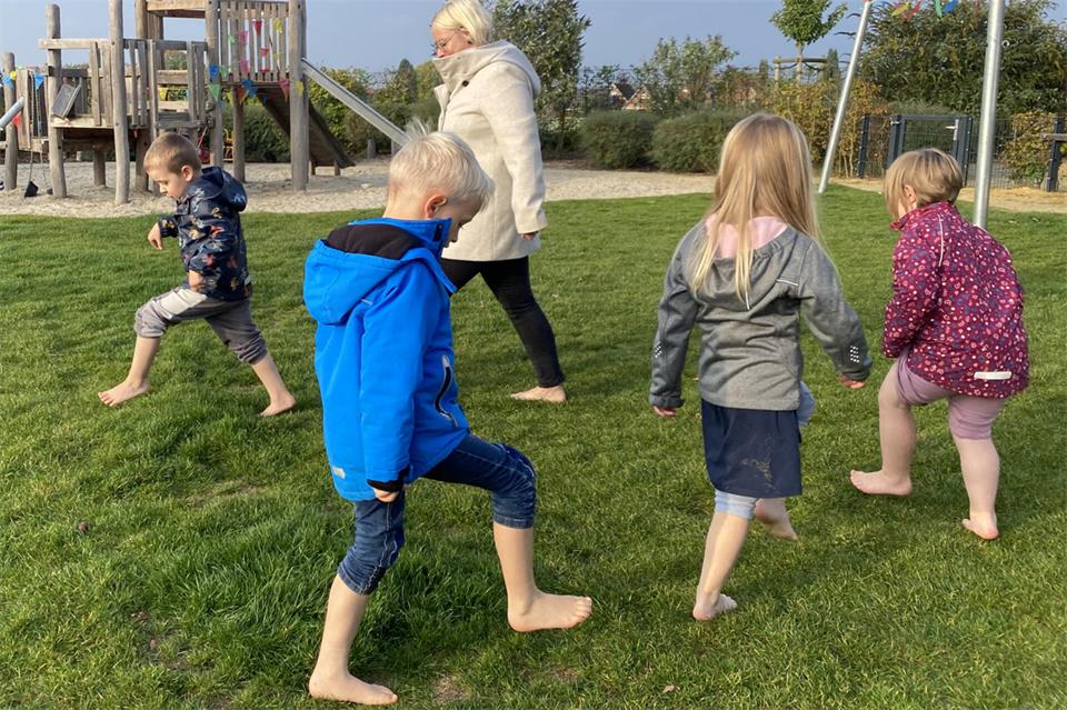 Schuhe und Socken aus, Hose hoch: Mehr bedarf es nicht, um Taulaufen zu machen. Kinder der Awo-Kita Heiden zeigen und erklären wie diese Methode funktioniert. 