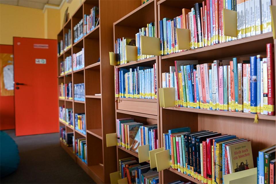 Schulbibliotheken haben aus Sicht des Thüringer Bildungsministeriums längst nicht ausgedient. Im Gegenteil. (Symbolbild)Jens Kalaene/dpa