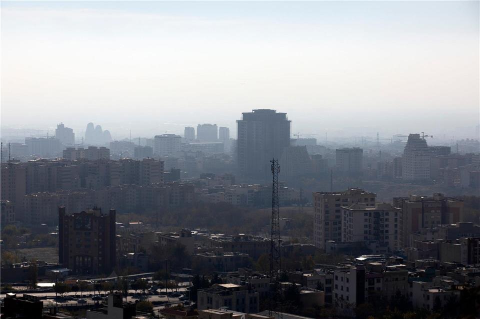 Schuld sind der dichte Verkehr, veraltete Fahrzeuge und Kraftwerke mit hohen Emissionen.Aref Taherkenareh/dpa