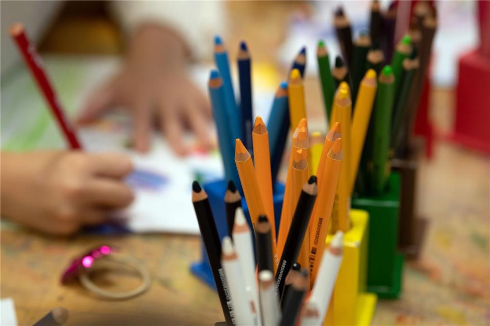 43 Prozent der Schüler in NRW mit Migrationsgeschichte Schule ist ein zentraler Baustein für die Integration von Kindern mit Migrationshintergrund - in Nordrhein-Westfalen steigt ihr Anteil in den Klassenzimmern. (Symbolbild)Federico Gambarini/dpa