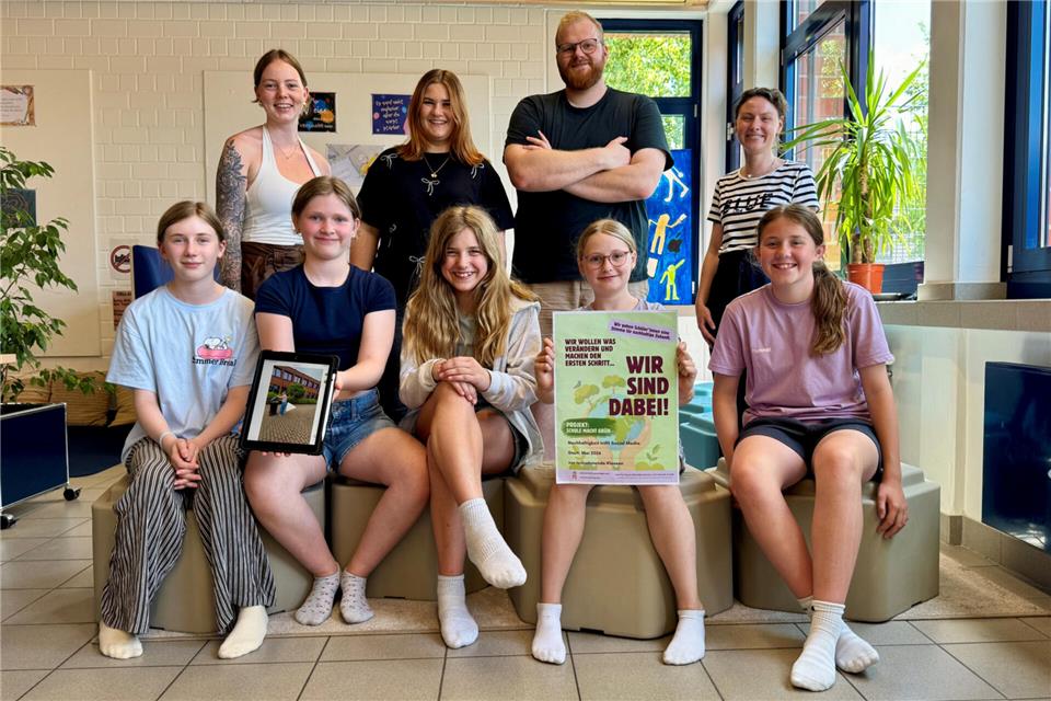 „Schule macht grün“ heißt ein Pilotprojekt, das an der Jodocus-Nünning-Gesamtschule stattfindet. Die Schülerinnen und Schüler produzieren Material für soziale Medien (vorne von links): Anni Leiwen, Emely Beckmann, Pauline Gesing, Annabel Krupp und Hannah Derijck. Angeleitet werden sie von (hintere Reihe von links): Annika Wehy, Hannah Franik, René Bertelmann und Klassenlehrerin Sonja Leson.