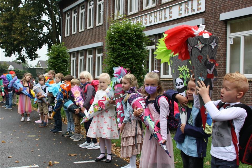Schule unter Corona-Bedingungen: Was die älteren Kinder und Jugendlichen schon aus dem vergangenen Jahr kannten, erlebten die Erstklässlerinnen und Erstklässler (Foto in Erle) zum ersten Mal.
