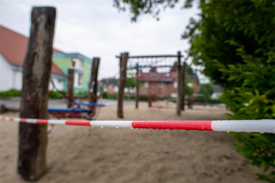 Schulhöfe sollen nach dem Willen der Landesbeauftragten auch nach Schulschluss für Kinder und Jugendliche offen bleiben. (Symbolbild) David Inderlied/dpa