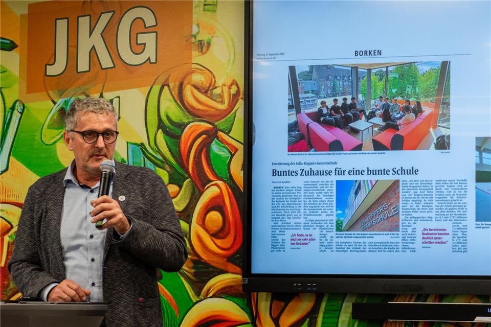 Schulleiter Axel Heinz erinnert an die Jahre des Planens und Bauens an der Julia-Koppers-Gesamtschule.
