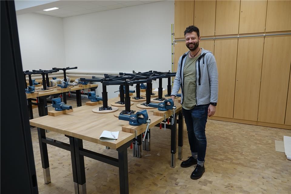 Schulleiter Carsten Kühn zeigt einen der neuen Technikräume. Alle Technikräume seien jetzt gesammelt an einem Punkt, berichtet er. 