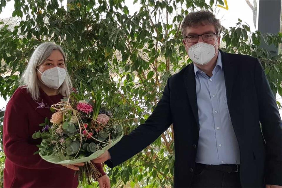 Schulleiter Thomas Schlüter dankt Evi Weide für ihr langjähriges Engagement