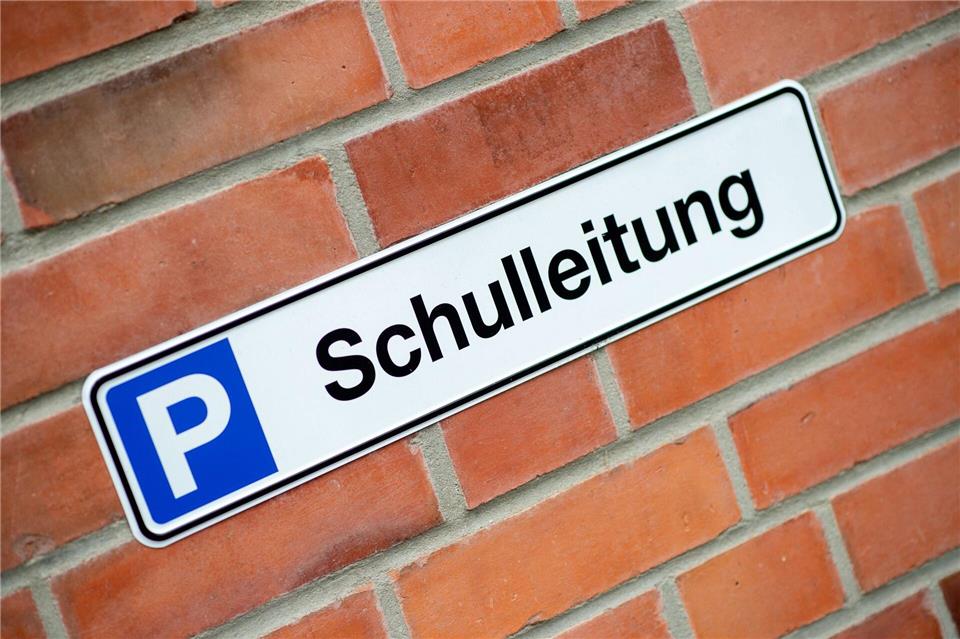 Schulleiter in Thüringen fühlen sich einer Studie zufolge stark belastet und haben nach eigenen Angaben nur wenig Zeit für die Unterrichtsvorbereitung. (Symbolbild)Hauke-Christian Dittrich/dpa