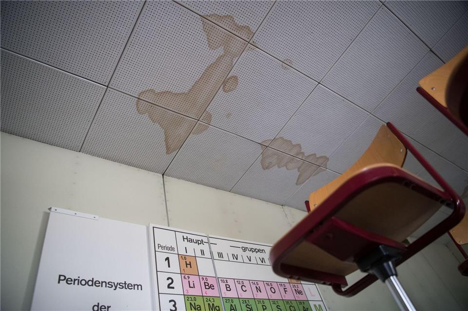 Schulleiterinnen und Schulleiter in Baden-Württemberg sehen einer Umfrage zufolge mehrheitlich Sanierungsbedarf an ihren Schulen. (Archivbild)Marijan Murat/dpa