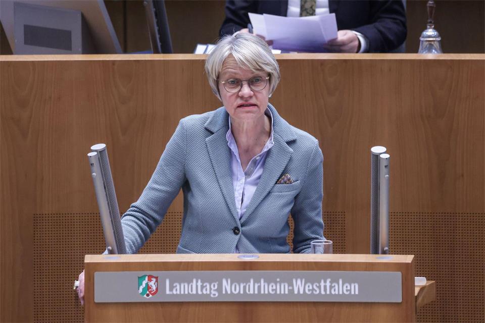 Schulministerin Dorothee Feller (CDU) bezieht im Landtag Stellung zu besorgniserregenden Befunden zur Schulqualität in Nordrhein-Westfalen. (Archivbild) Oliver Berg/dpa