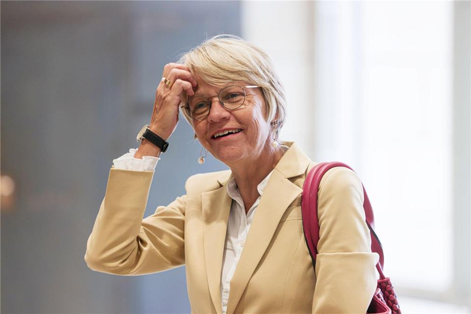 Schulministerin Dorothee Feller (CDU) kann keine Verbesserung bei der Unterrichtsausfallquote präsentieren, verspricht aber, dranzubleiben. (Archivbild)Oliver Berg/dpa