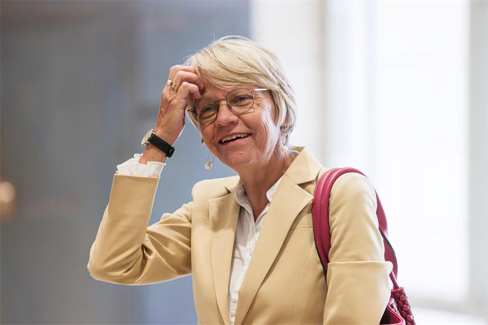 Schulministerin Dorothee Feller (CDU) unterstreicht die herausragende Bedeutung des Lehrerberufs. (Archivbild)Oliver Berg/dpa