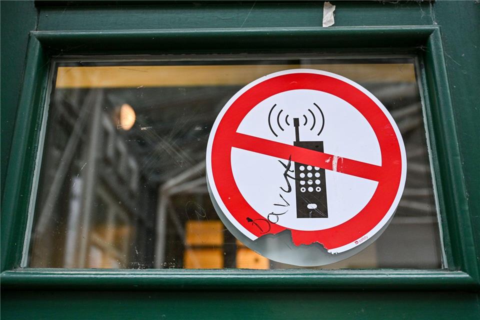 Schulschluss für Smartphones: Schweden plant ein Handyverbot an allen Schulen bis zur neunten Klasse. (Archivbild)Jens Kalaene/dpa