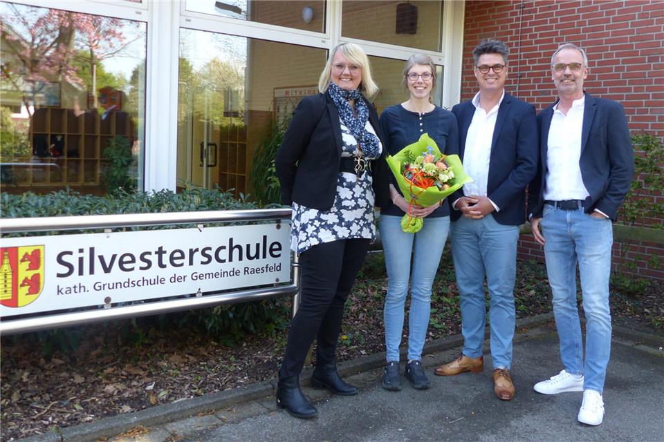 Schulsozialarbeiterin Katharina Höbing (Zweite v. li.) ist von Schulleiterin Sarah Norkowski, Bürgermeister Dirk Kuhmann und Jörg Heselhaus (re.) begrüßt worden.