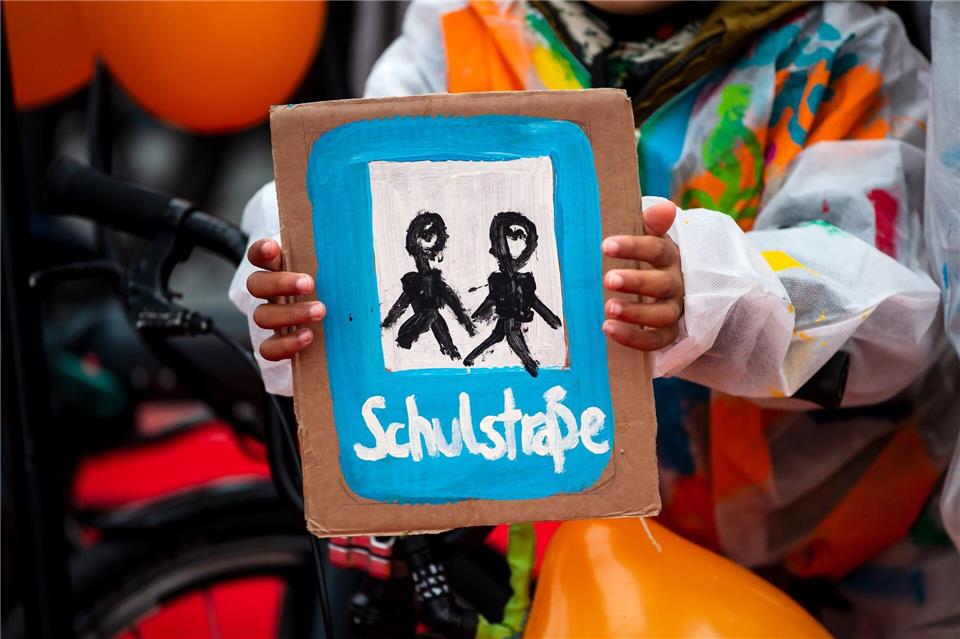 Für die Sicherheit: Elterntaxis werden ausgebremst Schulstraßen sind temporär für motorisierte Fahrzeuge gesperrte Straßen vor Schulen. (Archivbild)Sina Schuldt/dpa