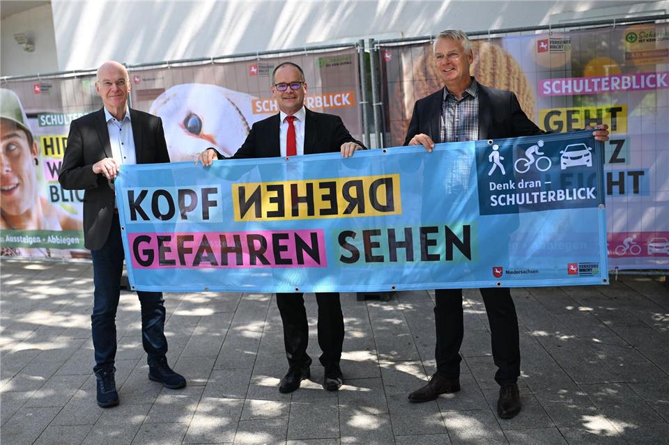 Schulterblick geht ganz leicht: Niedersachsen startet Kampagne für mehr Sicherheit von Radfahrern.Julian Stratenschulte/dpa
