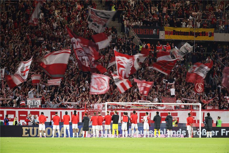 Schulterschluss zwischen Fans und Spielern: Am Donnerstag steht das bisher wichtigste internationale Spiel der Vereinsgeschichte an.Philipp von Ditfurth/dpa