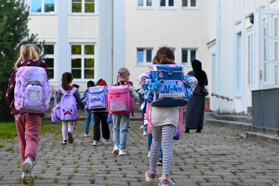 Schulträger klagen über hohe Kosten. (Archivbild)Patrick Pleul/dpa