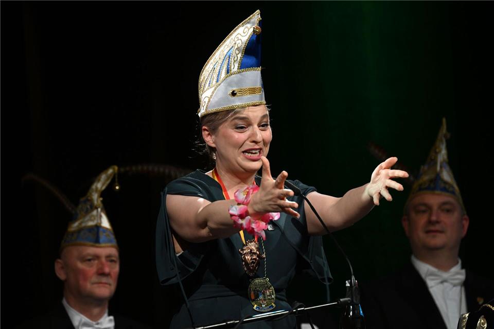 Schulze ging nach der Verleihung des Ordens in die Bütt.Pia Bayer/dpa