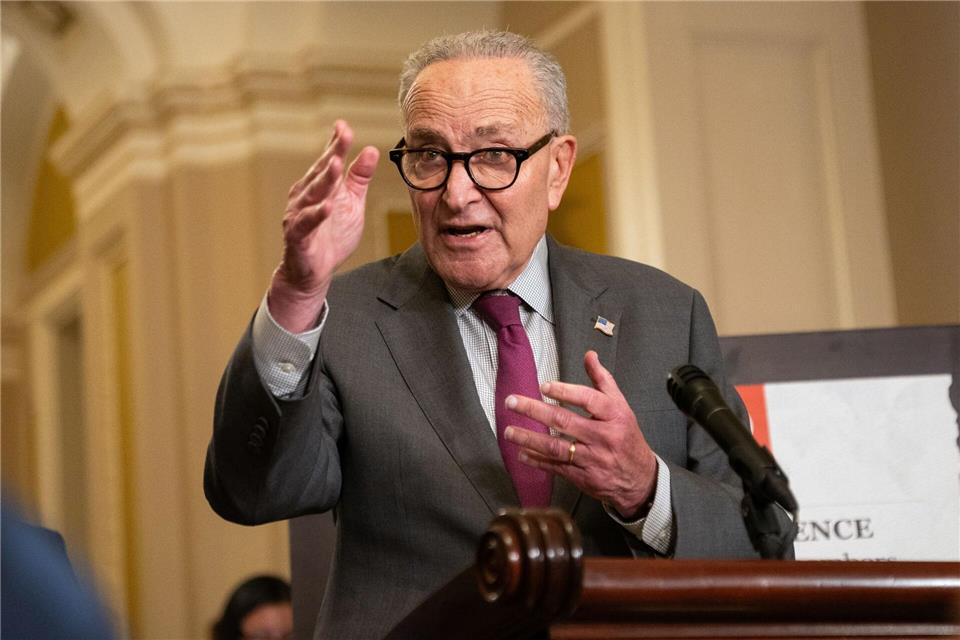 Schumer bediente sich eines Verfahrens namens „unanimous consent“. (Archivbild)Allison Robbert/AP/dpa
