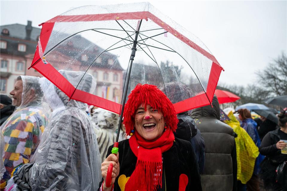 Schunkeln unter dem Schirm bei der Weiberfastnacht.Florian Wiegand/dpa