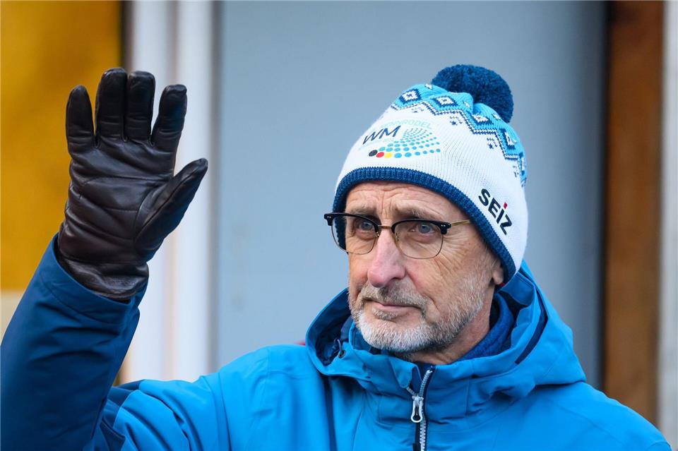 Schuster übergibt am Rande des Bob- und Skeleton-Weltcups den Förderbescheid über 50.000 Euro an die Wintersport Altenberg GmbH. Robert Michael/dpa