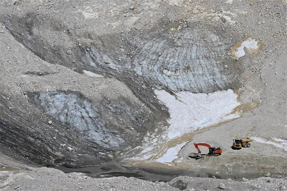 Schutt bedeckt Teile des Nördlichen Schneeferners. Angelika Warmuth/dpa